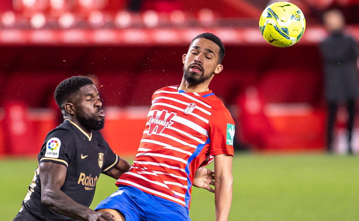 Yangel Herrera pugna por un balón con Samuel Umtiti en el partido. 