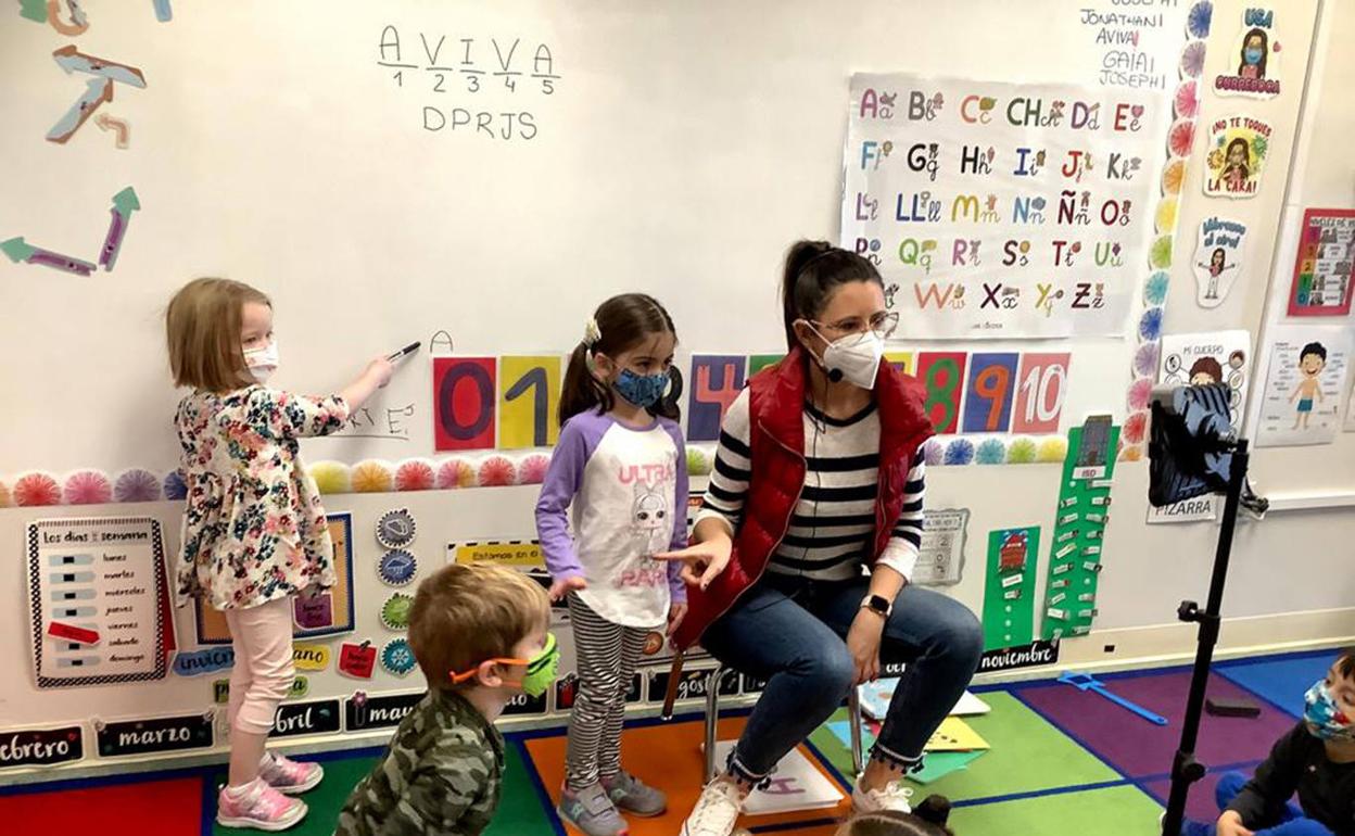 Maria Ruiz, en Denver, con sus alumnos de infantil al inicio de este curso 