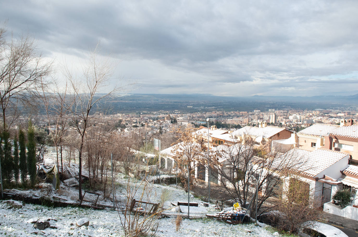 La capital y su área Metropolitana han amenecido con zonas de blanco este domingo