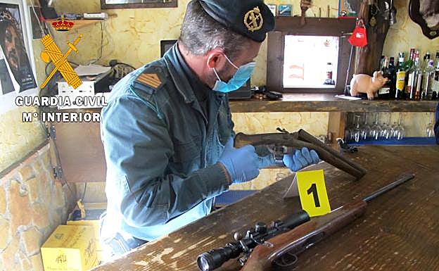 Pillados 10 cazadores furtivos en Sierra Nevada con armas ilegales: maltrataban a sus perros y tenían un invernadero de maría