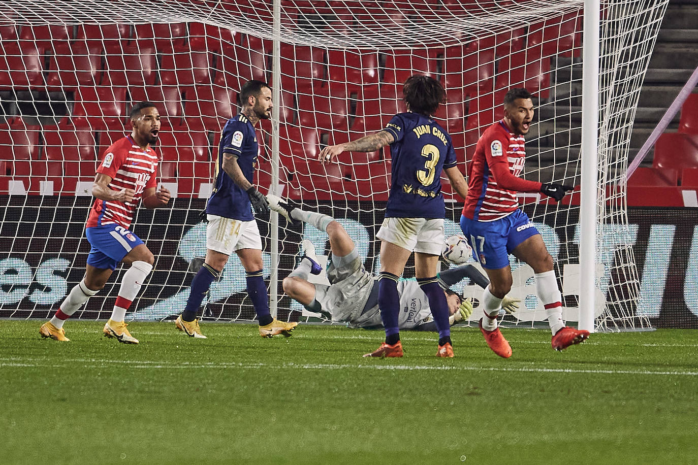 Luis Súarez, Germán y Gonalons celebran el 1-0, anotado por el delantero colombiano.