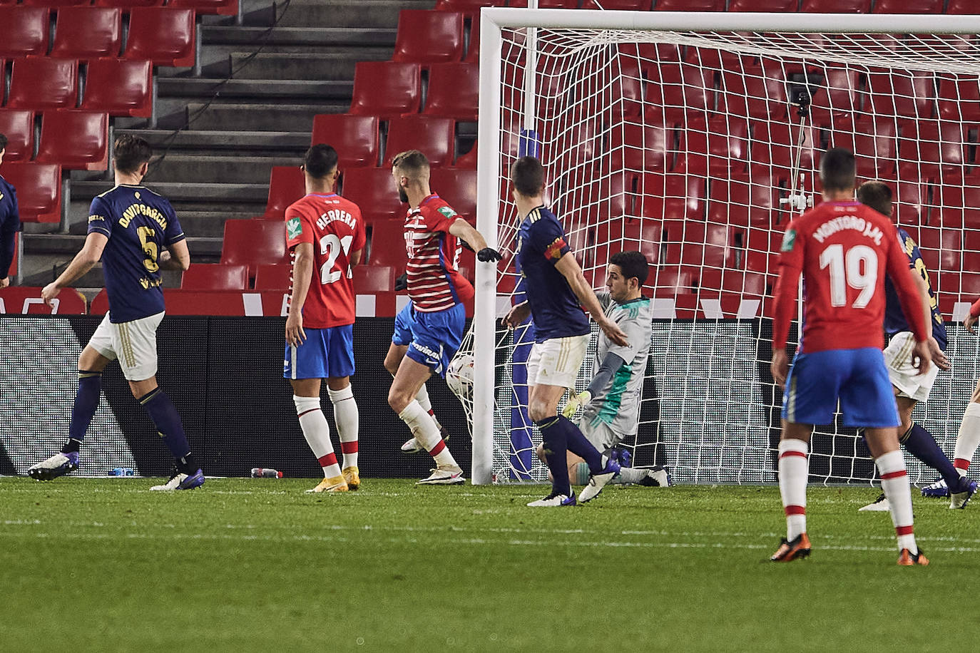 Luis Súarez, Germán y Gonalons celebran el 1-0, anotado por el delantero colombiano.
