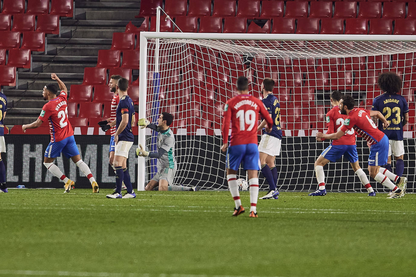 Luis Súarez, Germán y Gonalons celebran el 1-0, anotado por el delantero colombiano.
