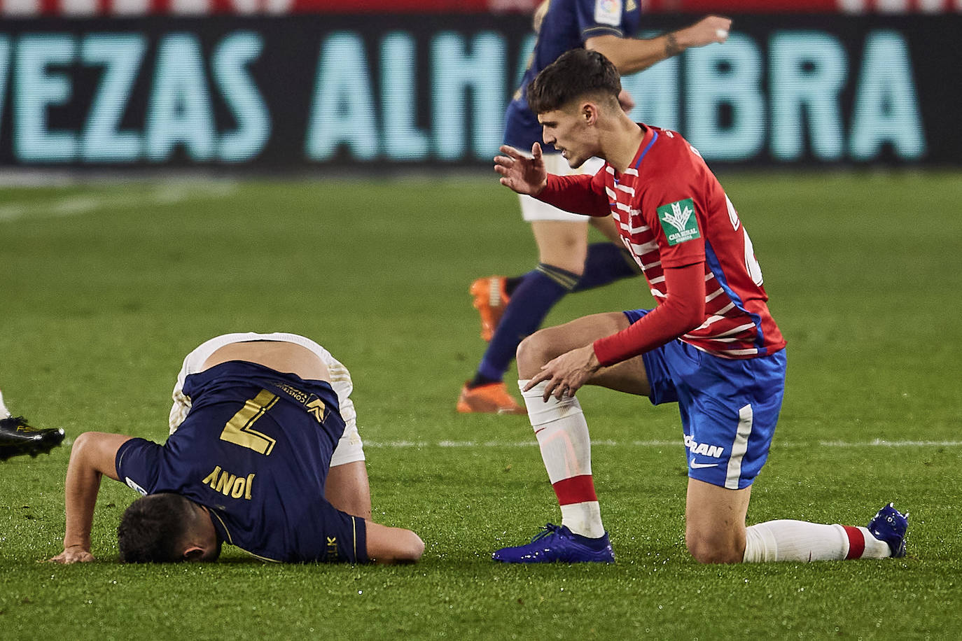 Luis Súarez, Germán y Gonalons celebran el 1-0, anotado por el delantero colombiano.