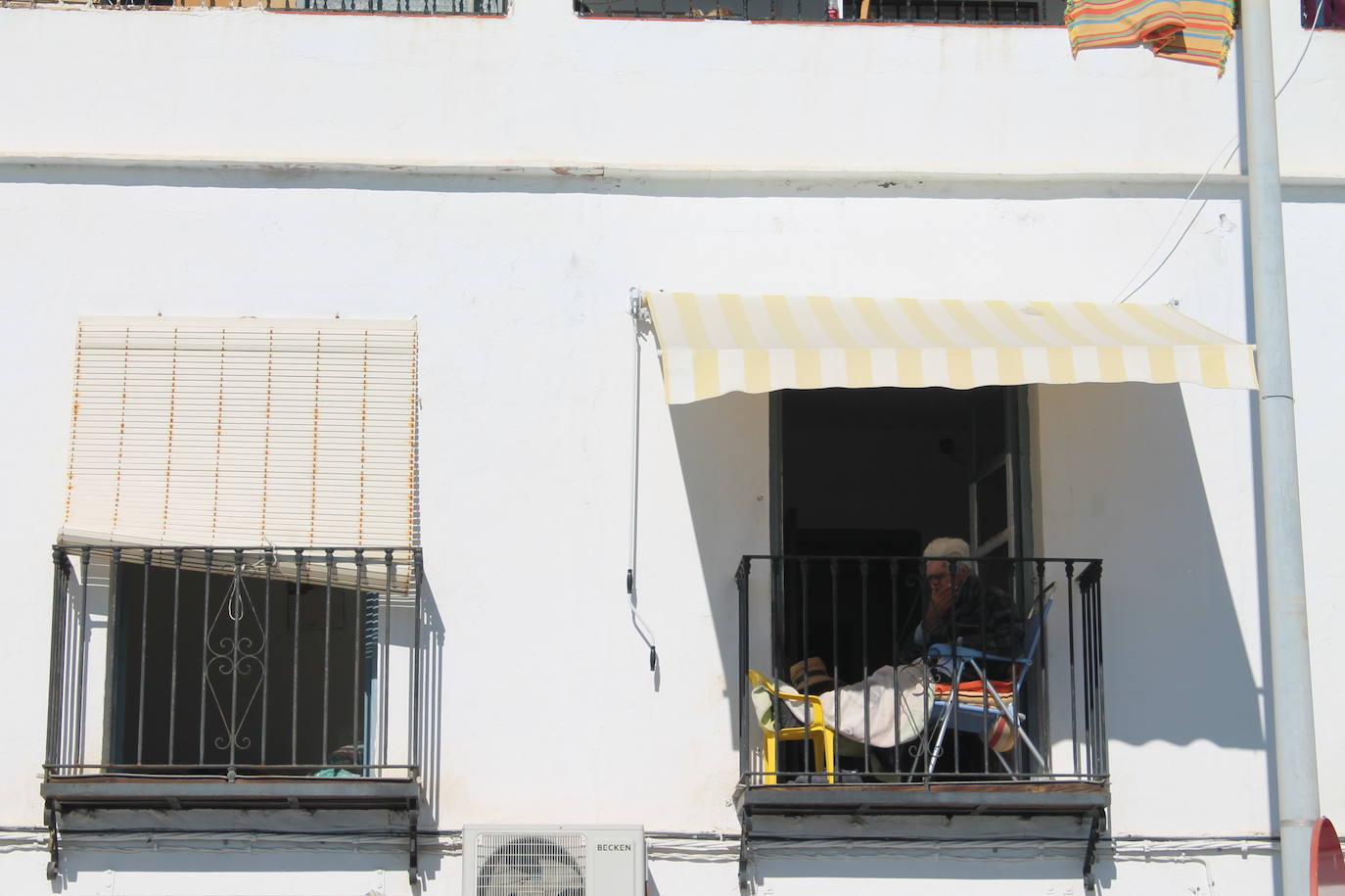 Imagen secundaria 2 - «Ya no salgo ni al tranco de la puerta. Hay muchos vecinos contagiados»