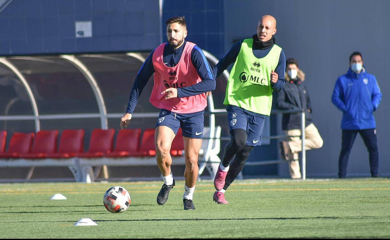 Álex Peque conduciendo el balón en su primera sesión, junto a toni García. 