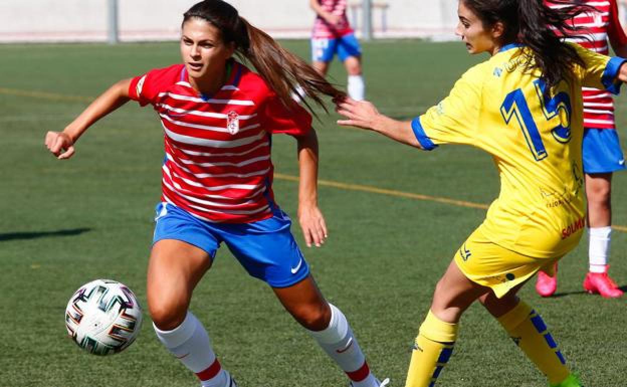 Laura Pérez trata de llevarse un balón en un partido anterior. 