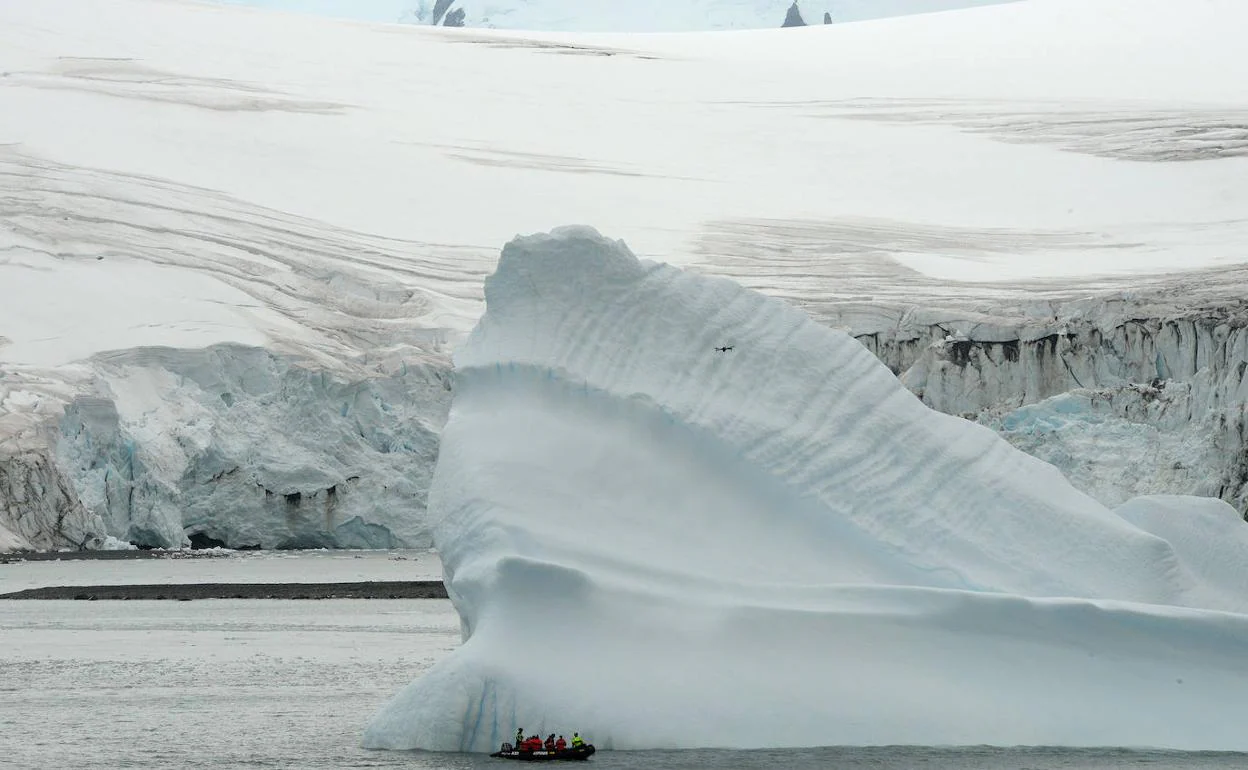 Muestreo de un iceberg durante la campaña Powell 2020 cerca de la Base Antártica Española Juan Carlos I