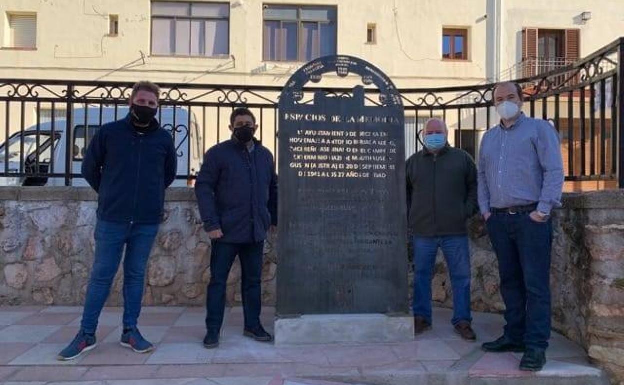 Francisco Reyes y miembros de la Corporación municipal en el homenaje a los vecinos víctimas del nazismo.