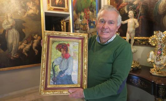 Juan Manuel Segura con 'Pensativa', que forma parte de la colección de Casa Ajsaris.