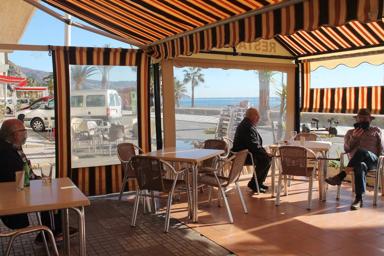 Imagen secundaria 1 - «Ya no salgo ni al tranco de la puerta. Hay muchos vecinos contagiados»