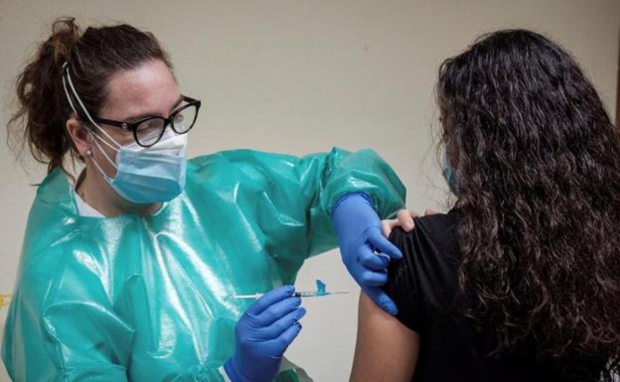 El virus avanza mucho más rápido que el proceso de vacunación, que es lo que dice él.