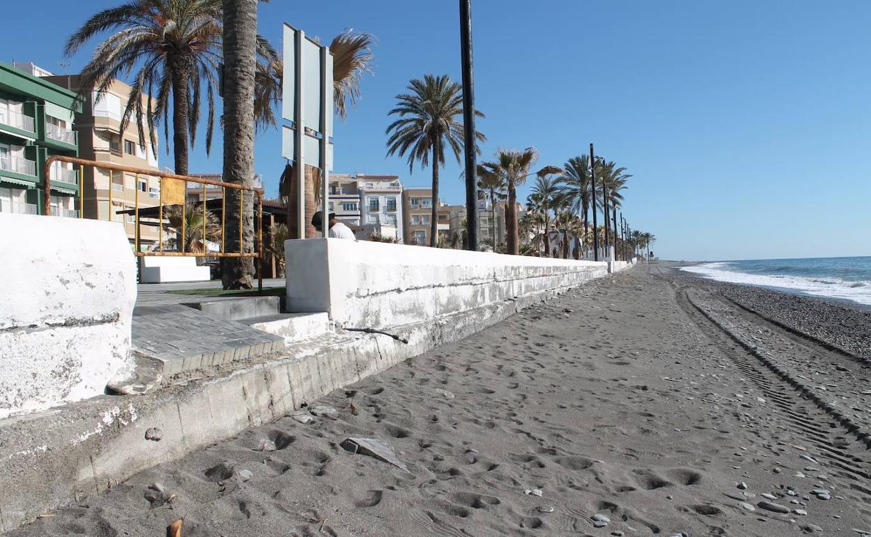 Imagen de la playa de La Rábita, ayer.