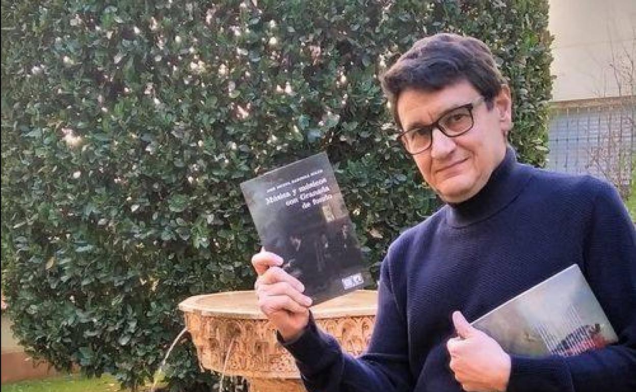 José Miguel Barberá, con su libro.