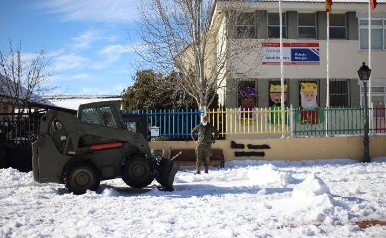 Efectivos del Ejército de Tierra en labores de retirada de nieve.