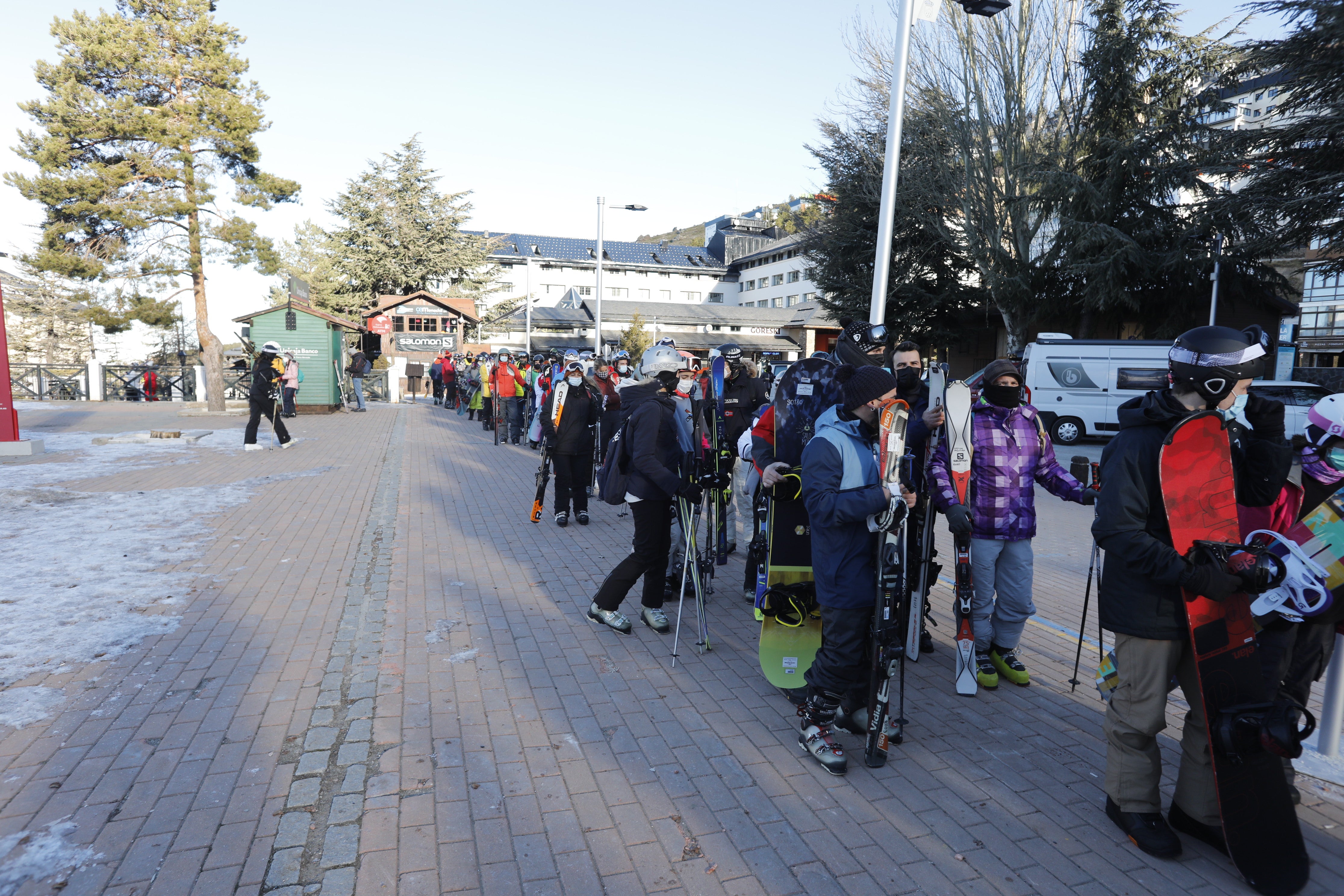 Colas para acceder a los remontes y miles de visitantes en Sierra Nevada