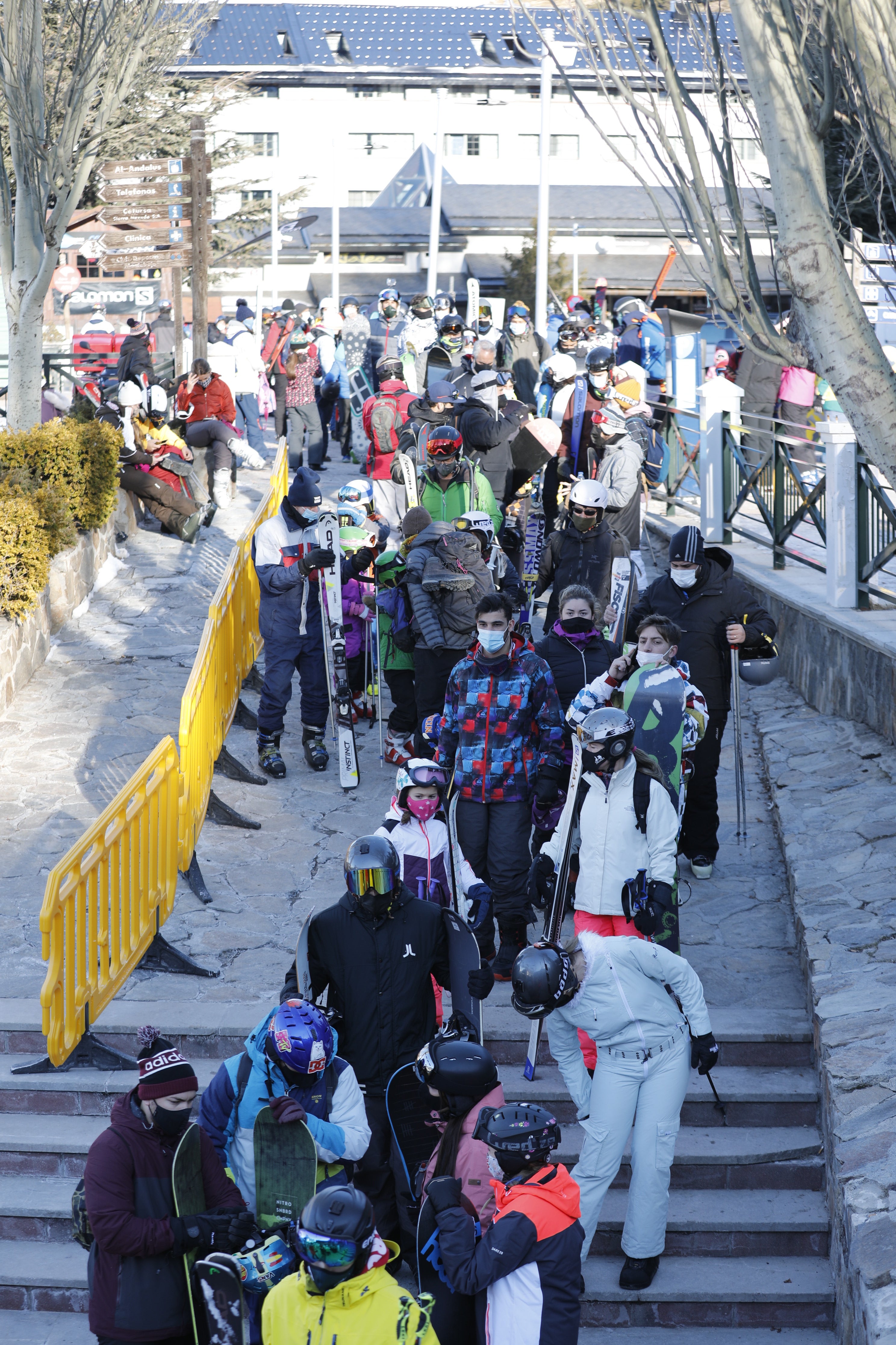 Colas para acceder a los remontes y miles de visitantes en Sierra Nevada