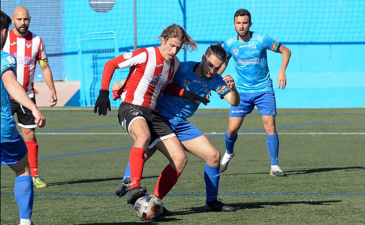 Garzón y Castillo pugnan por el balón. 