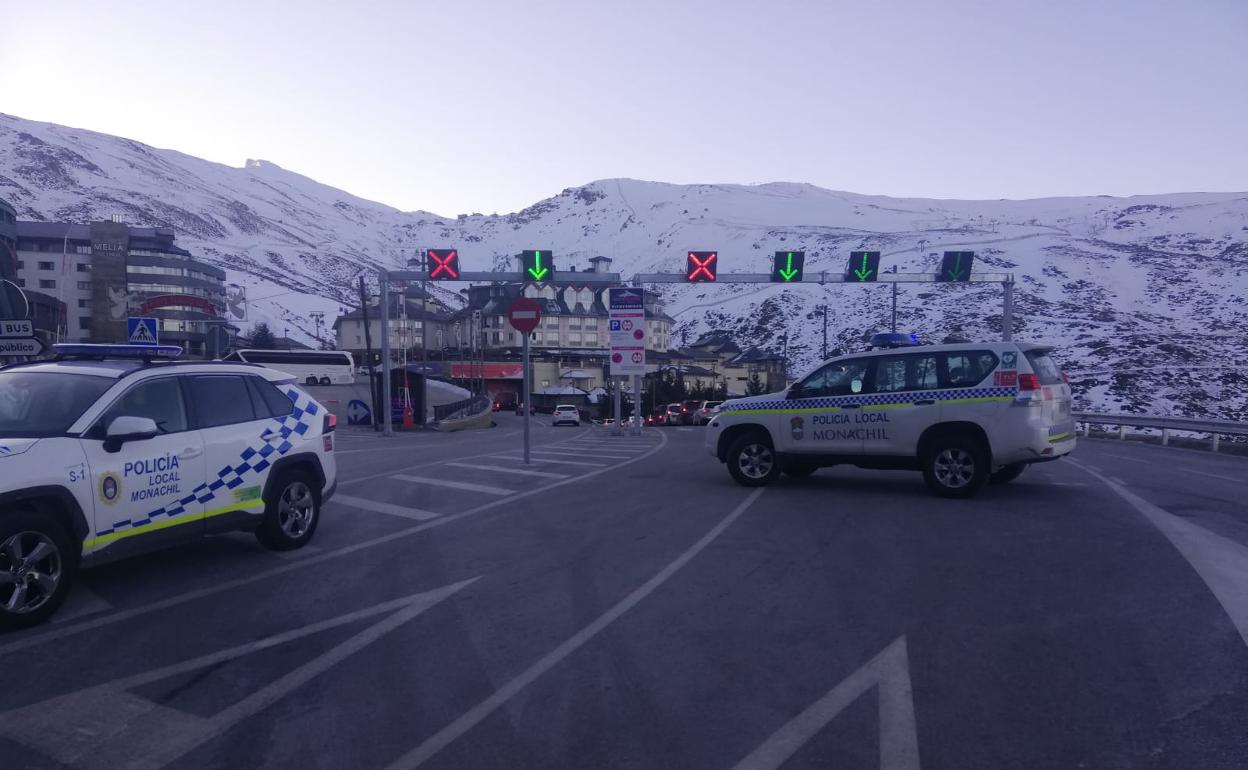 Control de la Policía Local de Monachil en la entrada de Pradollano.