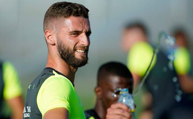 Domingos Duarte juguetea con una botella de agua durante un entrenamiento. 