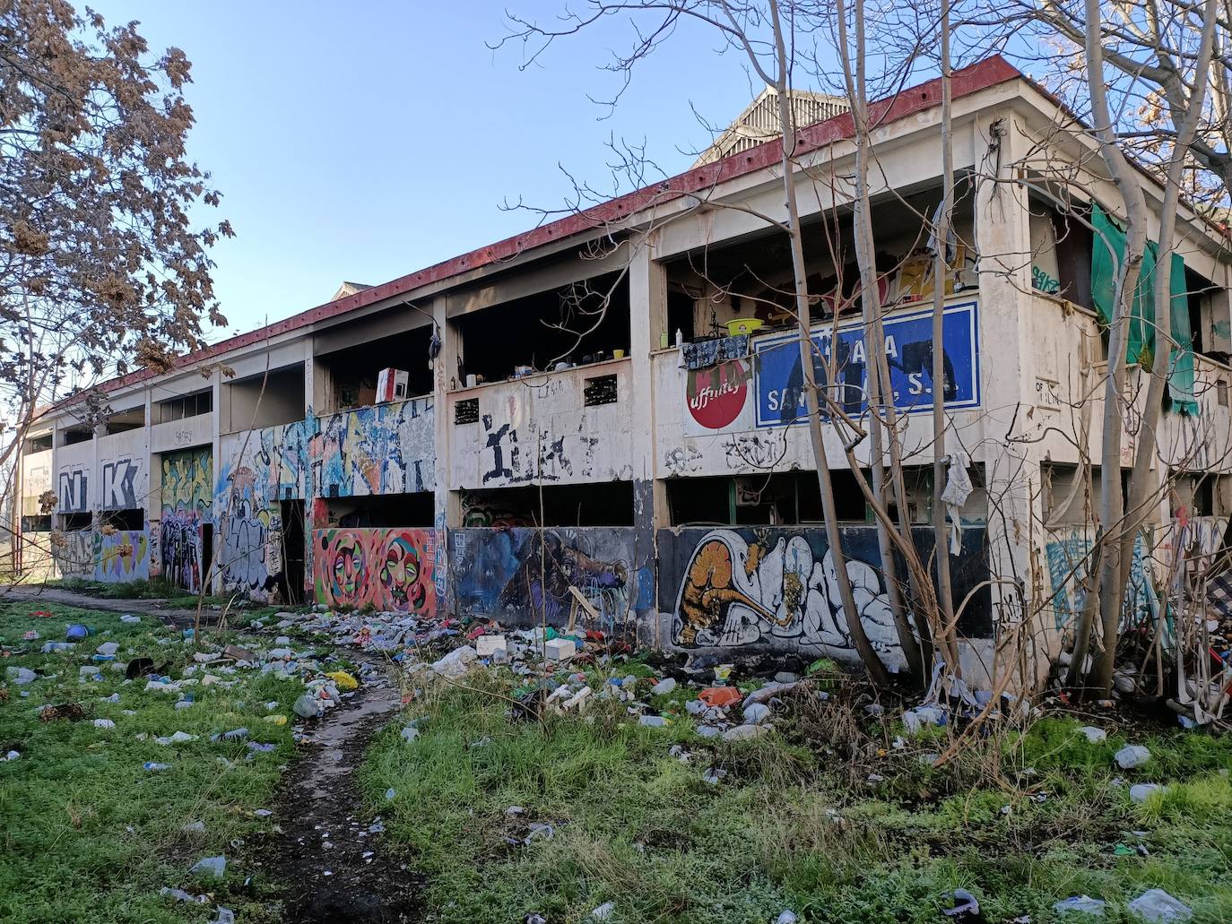 La vida sigue en las naves de Villa Pineda.