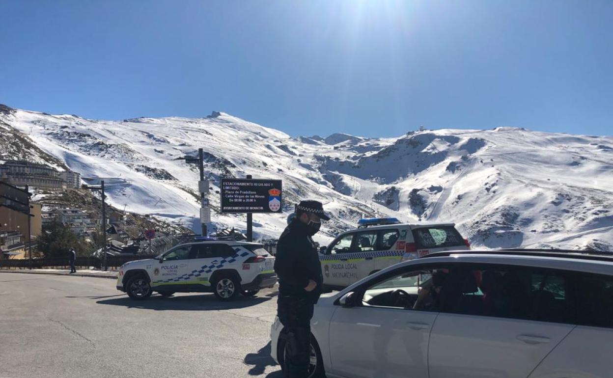 Un policía local de Monachil hace un control ayer en Sierra Nevada.