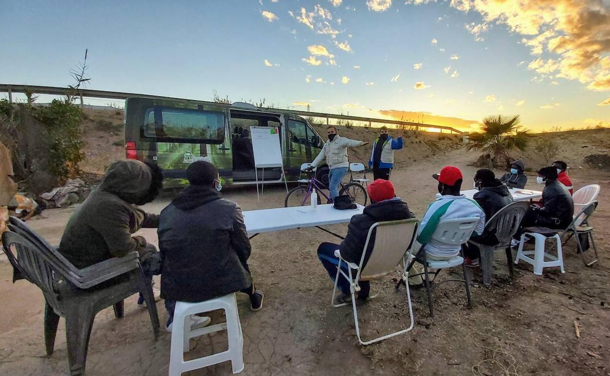 Enseñan educación vial a los habitantes de los asentamientos de Níjar