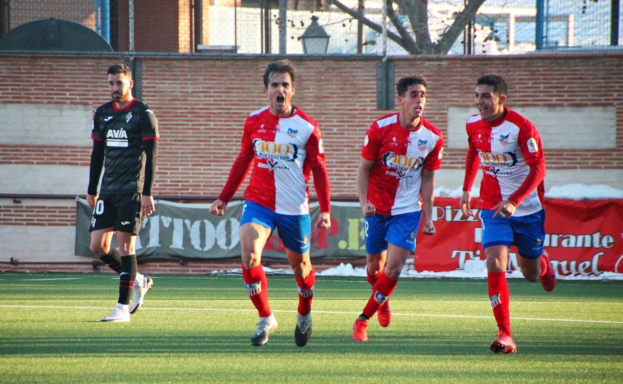 El Navalcarnero celebra su pase ante el Eibar. 