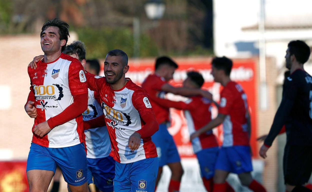 Juan Esnáider (i), delantero del Navalcarnero, celebra el tercer gol de su equipo ante el Eibar. 