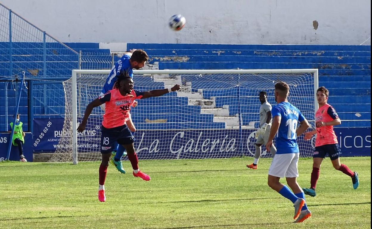El central José Cruz cumple todos sus partidos con nota alta en la zaga del Linares. 