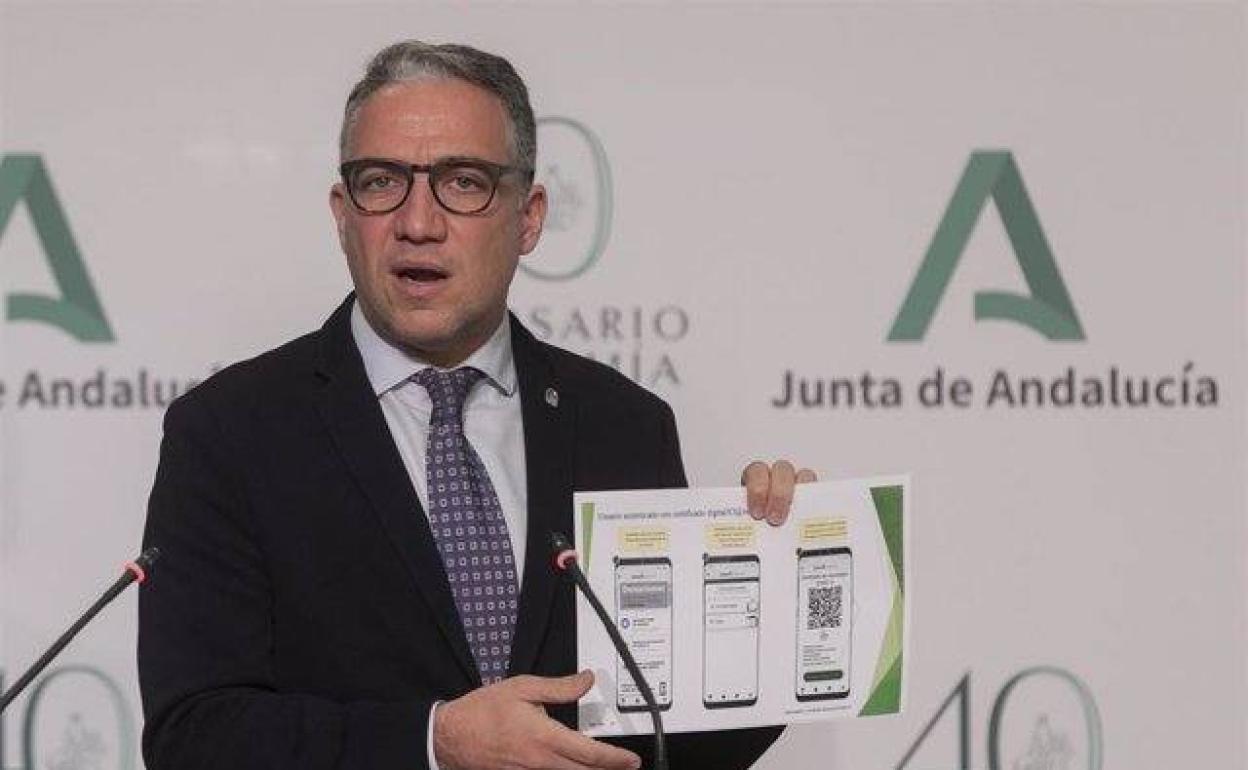 Elías Bendodo muestra cómo será el certificado mediante código QR.