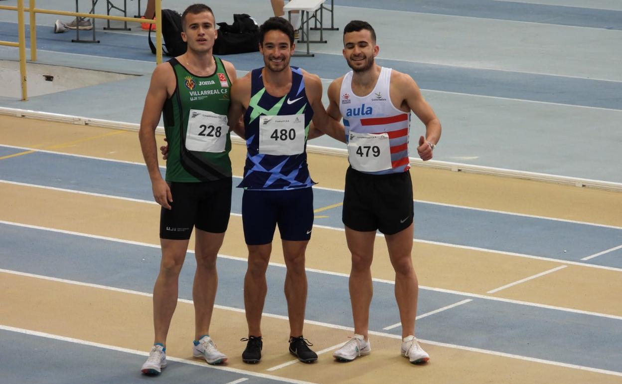 Ignacio Fontes posa entre sus compañeros de entrenamientos Ángel Álvarez y Andrés Serrano tras la carrera de 1.500 en la que ocuparon las tres primeras posiciones. 