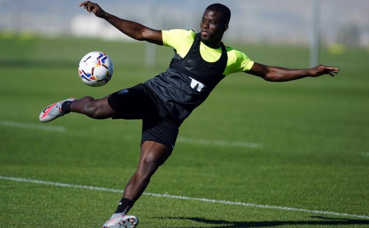 Ramón Azeez golpea un balón durante un entrenamiento.
