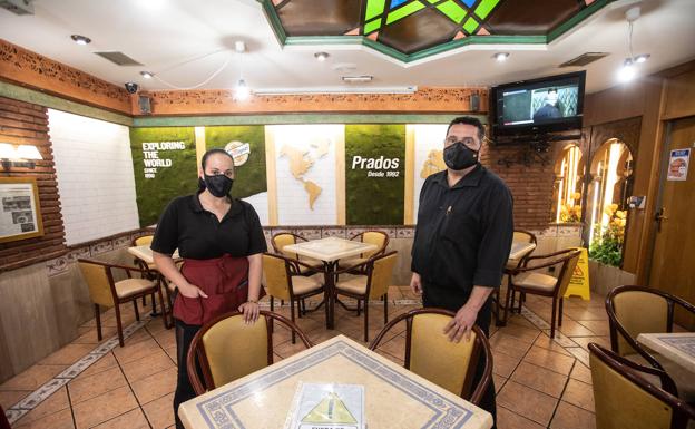 Imagen principal - Francis en su cafetería; Amadeo en su comercio de ropa y Fernando en su tienda de golosinas. Todos, en el barrio del Zaidín.