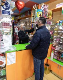 Imagen secundaria 2 - Francis en su cafetería; Amadeo en su comercio de ropa y Fernando en su tienda de golosinas. Todos, en el barrio del Zaidín.