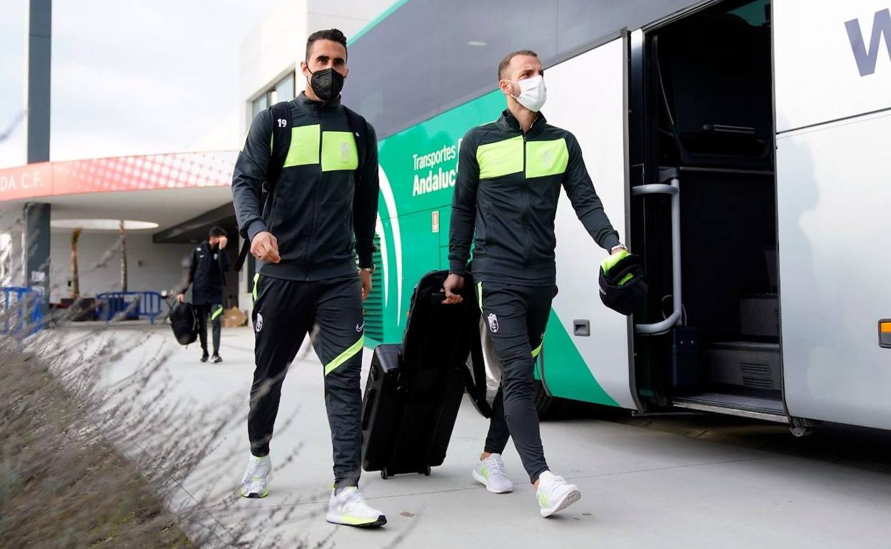 Montoro y Soldado, dos valencianos que vuelven a su tierra, antes de subir al autobús para ir hacia el aeropuerto. 