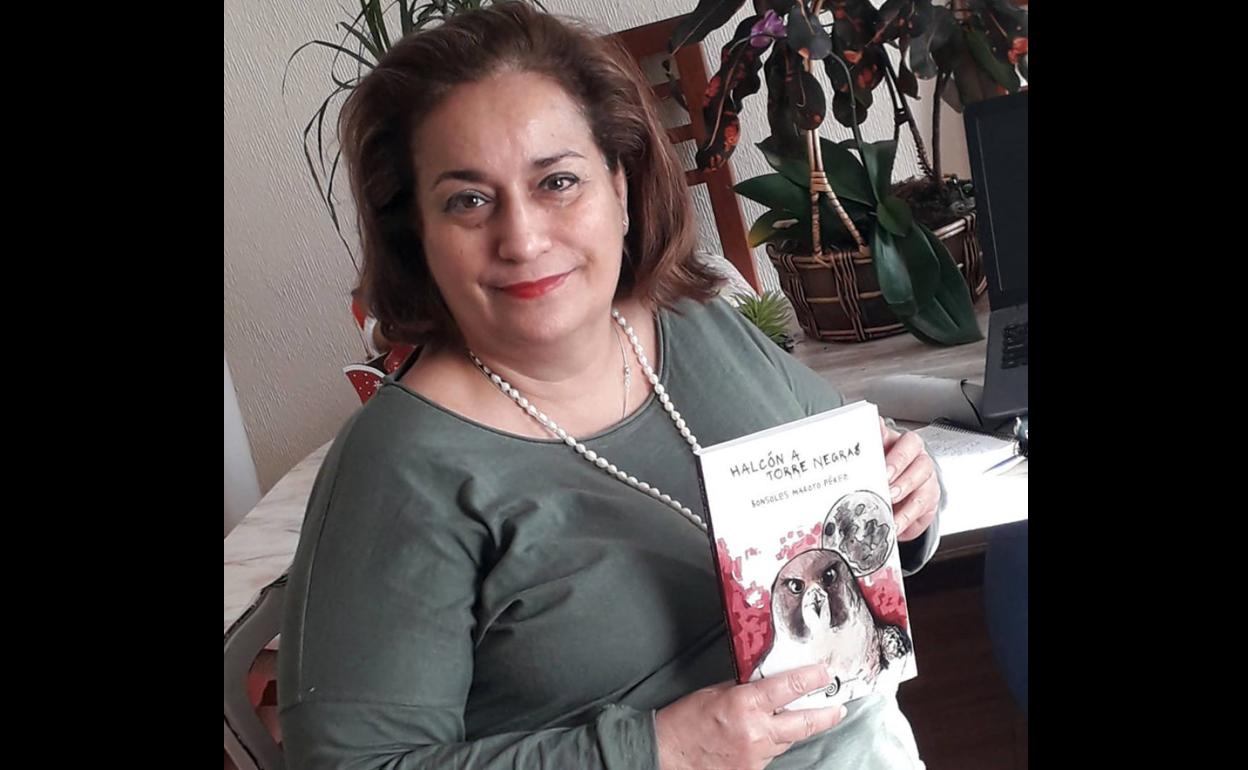 Sonsoles Maroto, con un ejemplar de su novela.