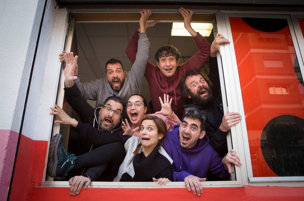 El elenco de la Tetera Impro! escapando por la ventana de su local de ensayo en el Zaidín. 