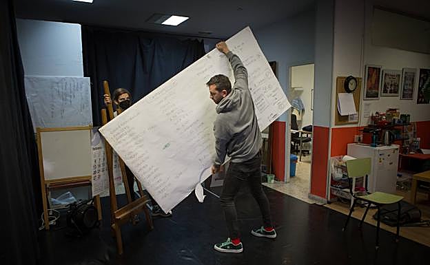 Imagen principal - Local de ensayo de la Tetera Impro! en el Zaidín. 