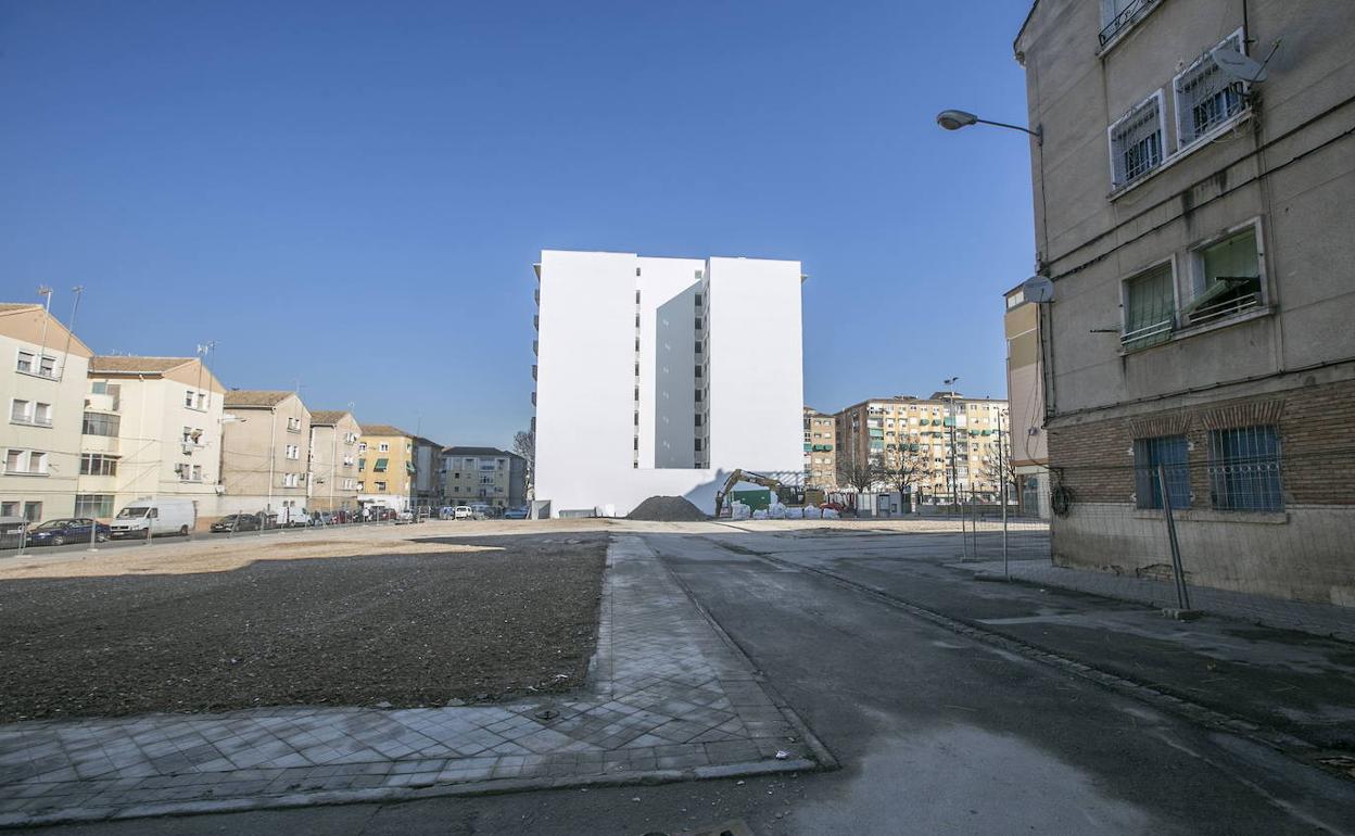 Uno de los solares originados por el derribo de las antiguas viviendas de Santa Adela.