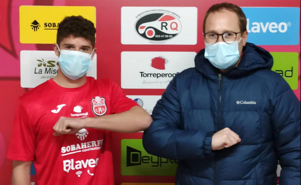 Edu Olea durante su presentación en el Torreperogil. 