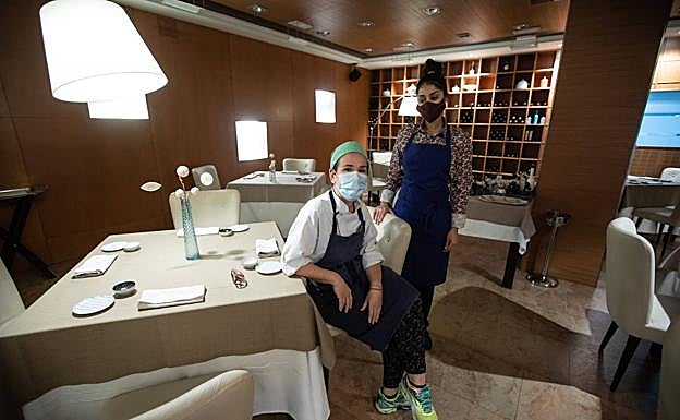 Imagen principal - Lola y Kaoutar, en la sala del restaurante Damasqueros del Realejo. Gertru, sola en su tienda de moda entre Bib Rambla y Mesones. Nicolás mata el tiempo con un tebeo entre las manos. 