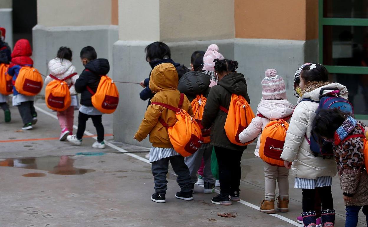 Educación descarta suspender las clases presenciales en Andalucía y avisa sobre la ventilación con el frío
