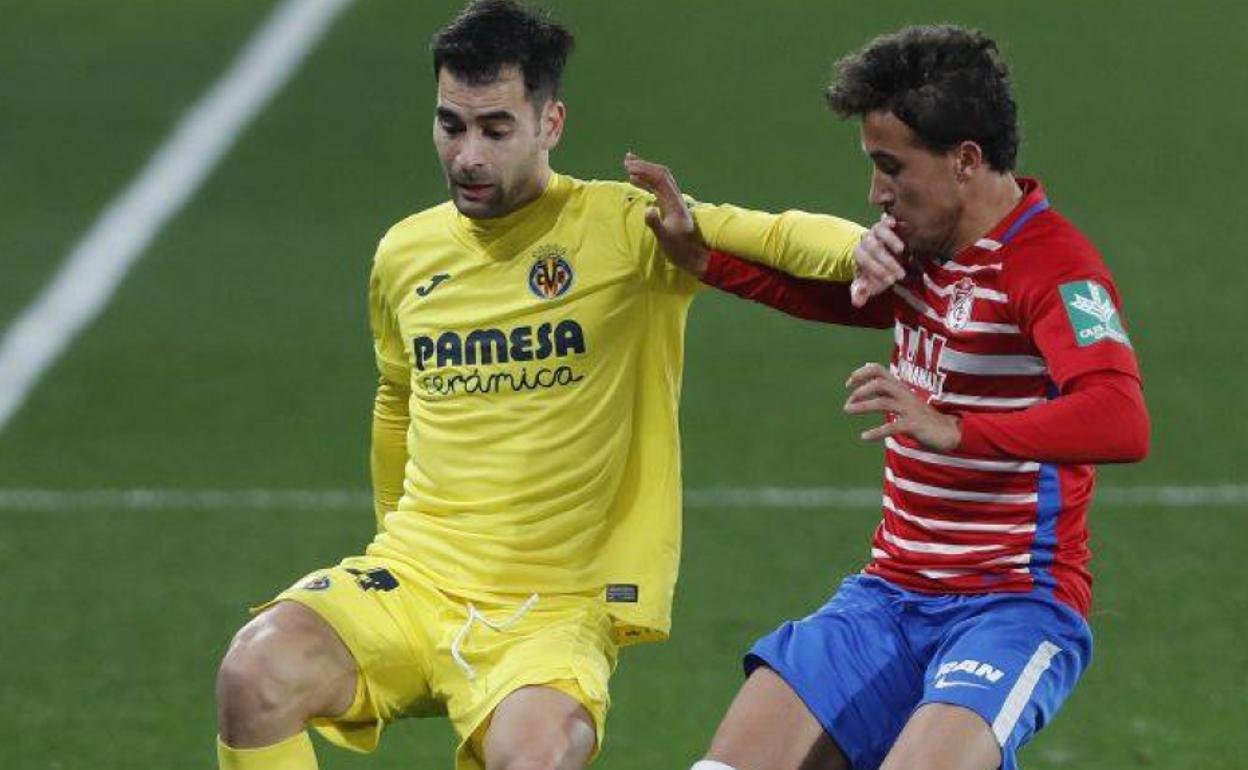 Luis Milla agobia a Manu Trigueros para que pierda el balón. 