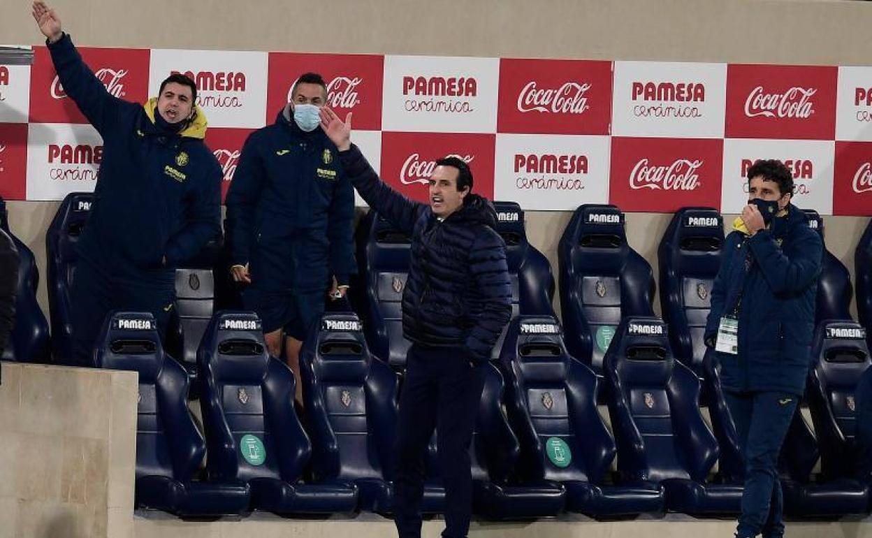 Unai Emery y parte de su cuerpo técnico protesta durante el partido. 