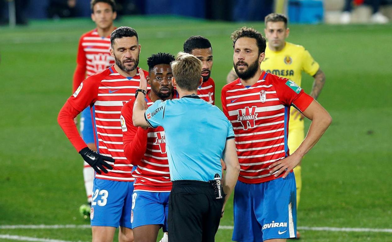 Yan Eteki es expulsado por Pizarro Gómez ya en el añadido del partido. 