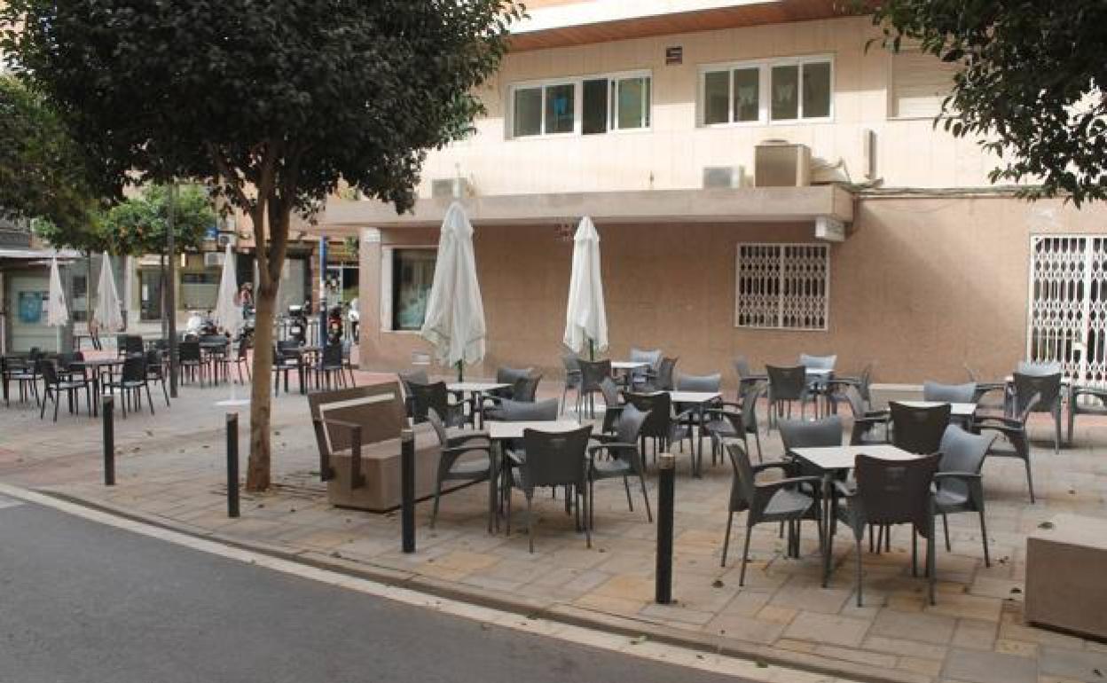 Terraza vacía en un bar de Almería.