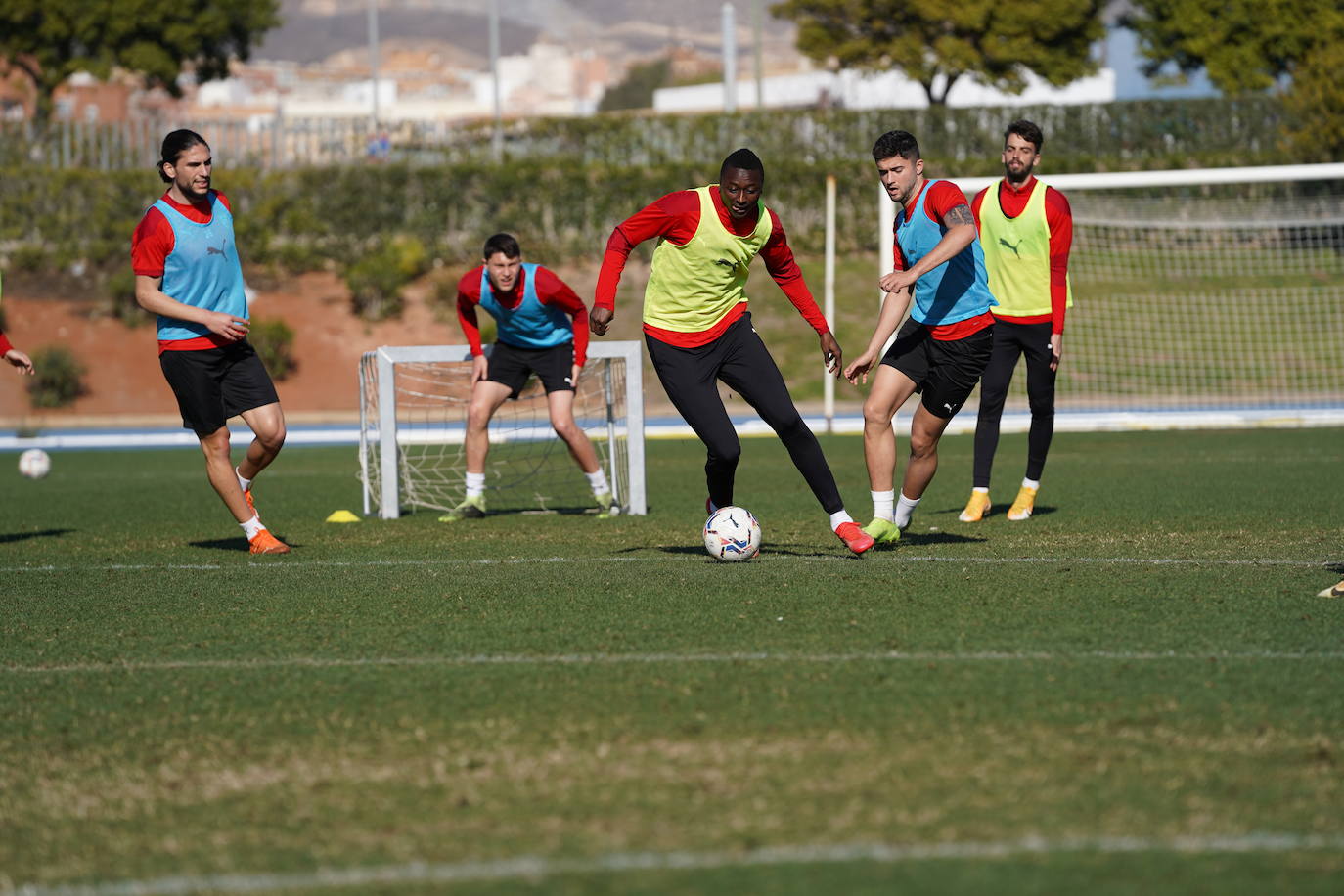 Umar Sadiq conduce el balón en el entrenamiento de ayer en el Anexo.