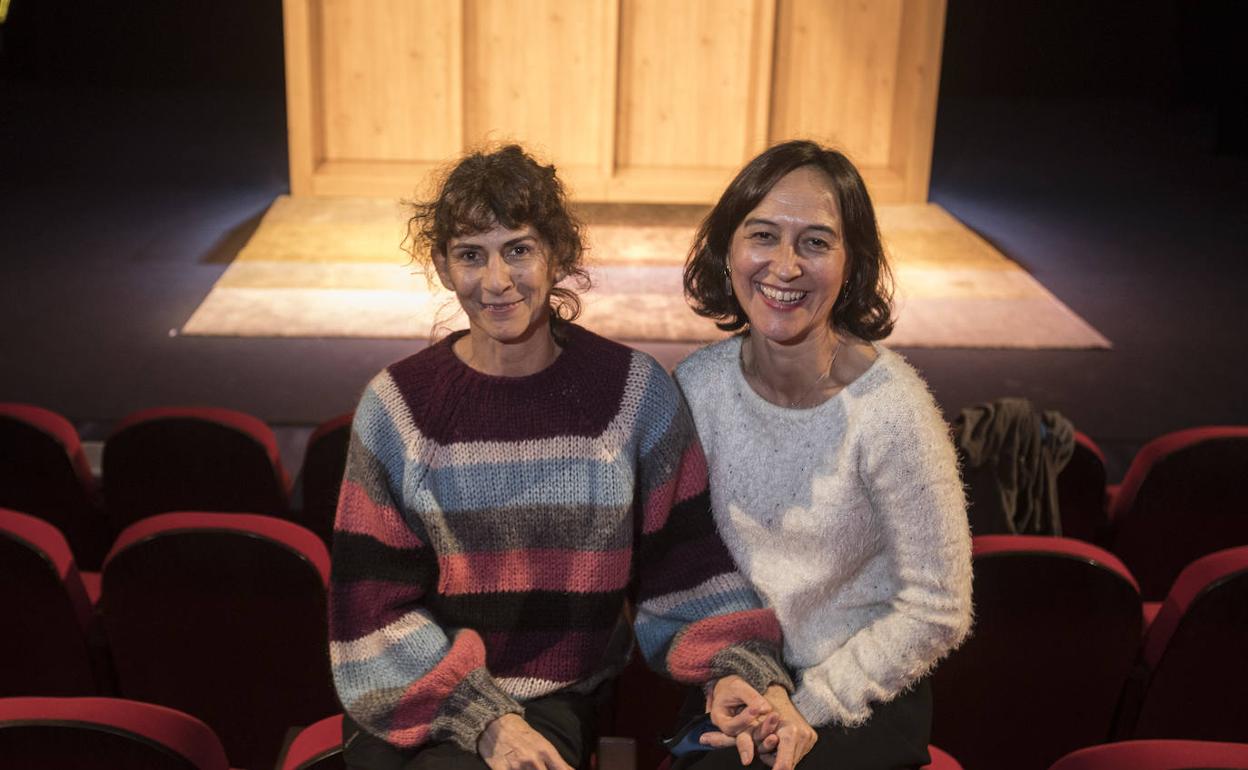 Gema Matarranz y Nines Carrascal, en el Teatro Alhambra ante la escenografía de 'El mueble'.