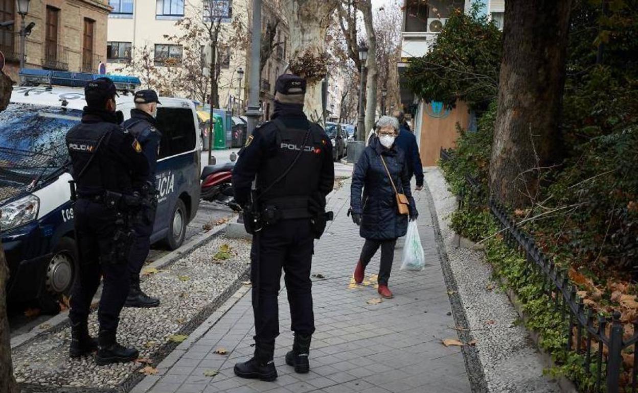 Agentes de la Policía Nacional patrullan en el centro de Granada.